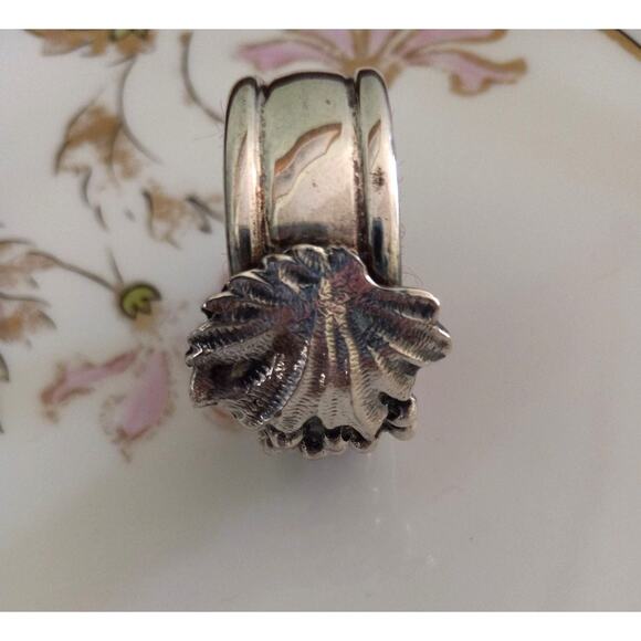 Vintage Felt Lined Silver Plate Napkin Ring Heavily Embossed w/ Leaf and Grapes - Picture 3 of 10